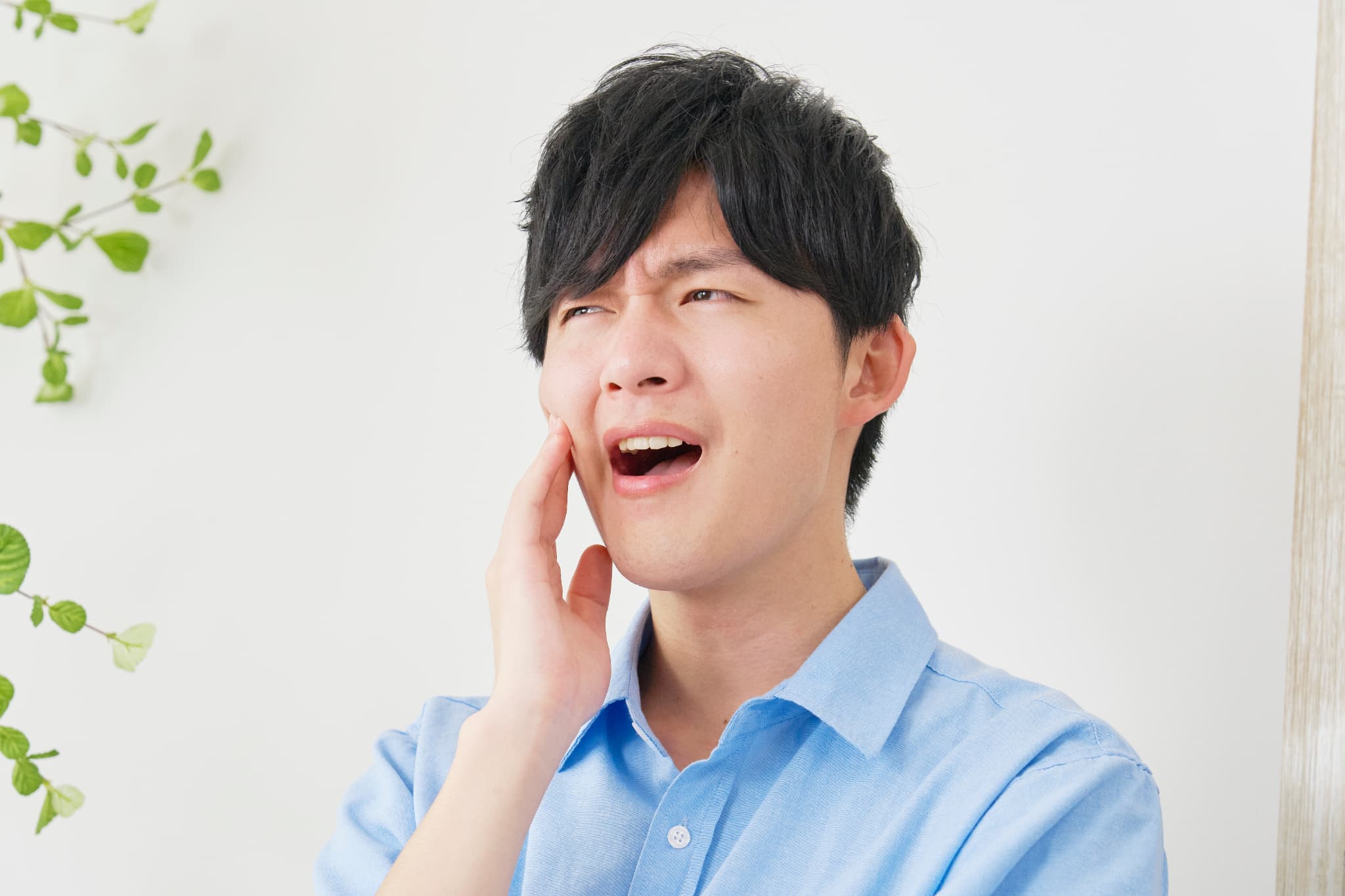 歯がズキズキ痛む男性