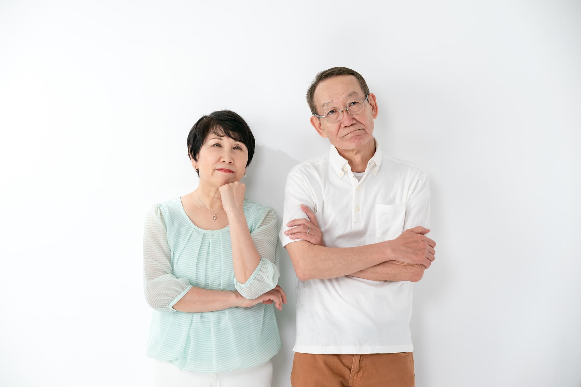 虫歯になりやすい人の特徴に当てはまっているか考える老人