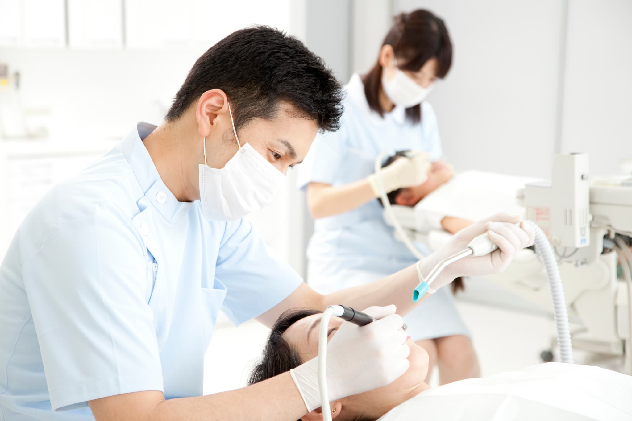 虫歯治療する歯科医師