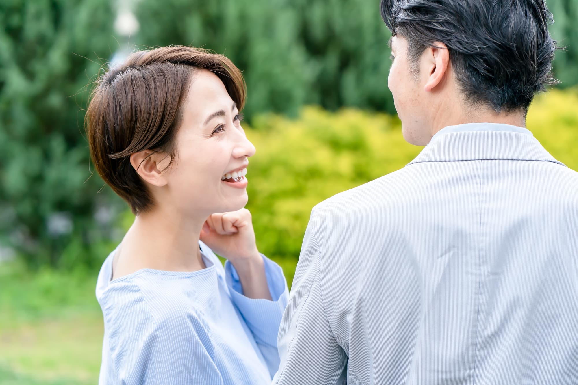 笑顔で楽しそうにお散歩する夫婦