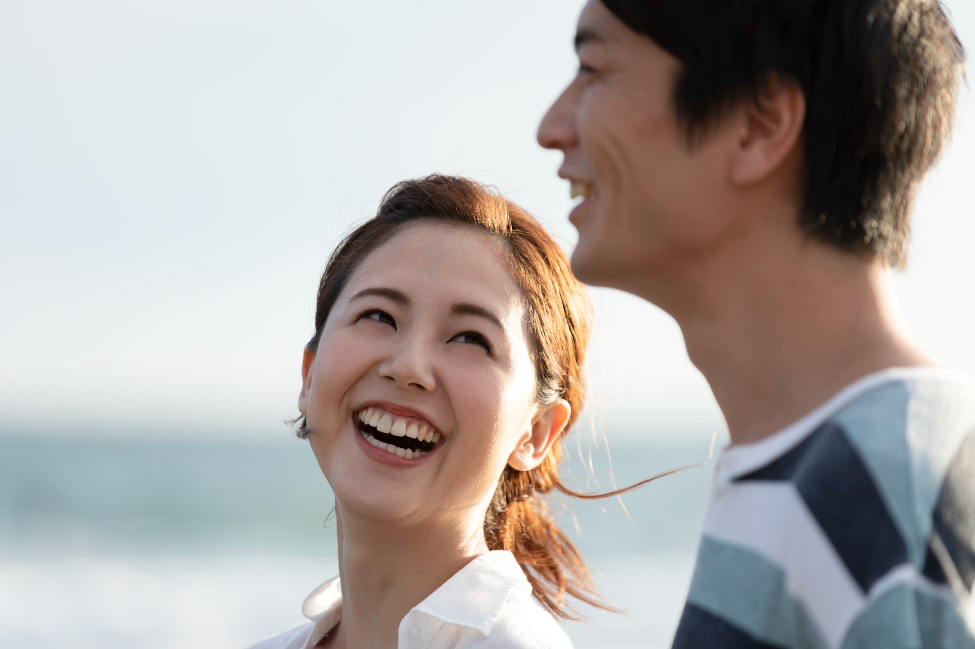 笑顔で会話する夫婦