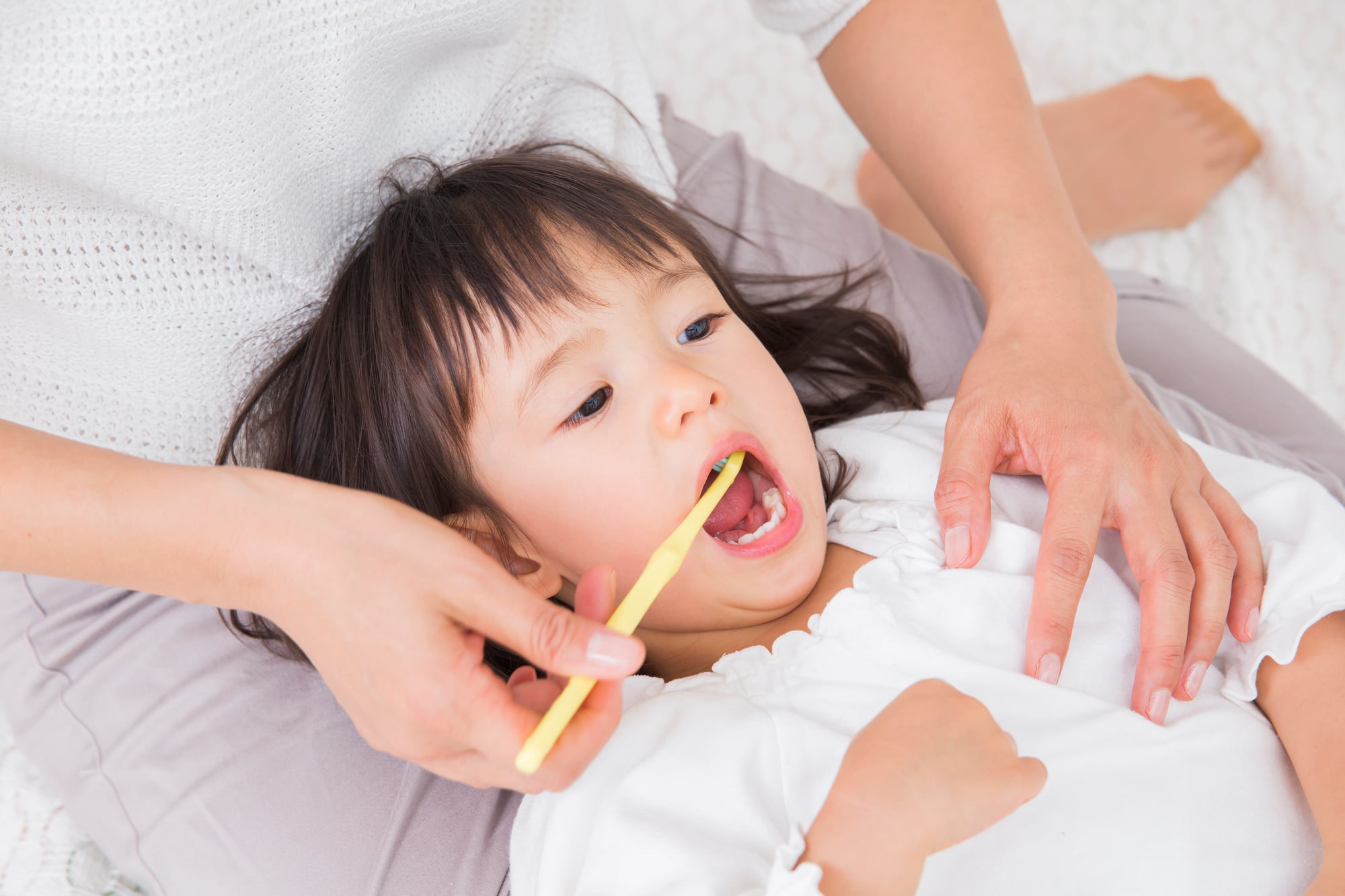 家庭でできる対策として仕上げ磨きを習慣化する親子