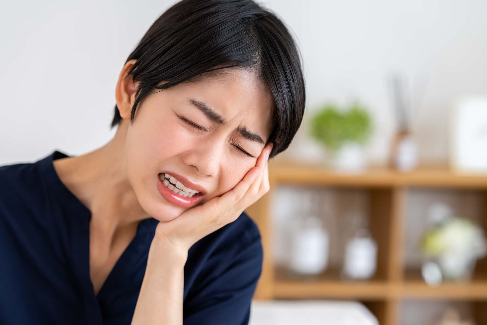 マウスピース矯正中に虫歯になり期間が長引く女性