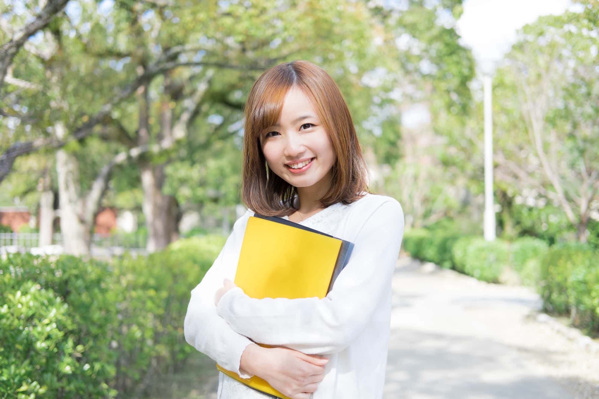 マウスピース矯正をして美しい歯並びで笑う女性