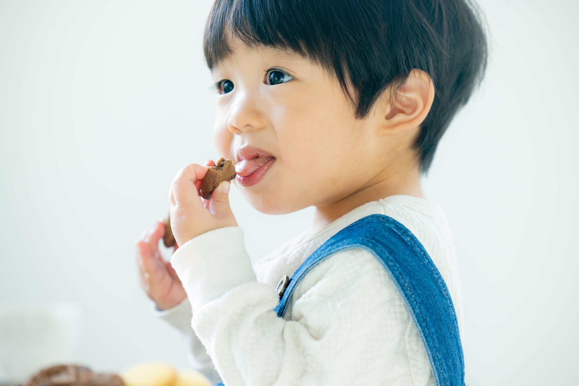 虫歯ができる主な原因の間食をする子ども
