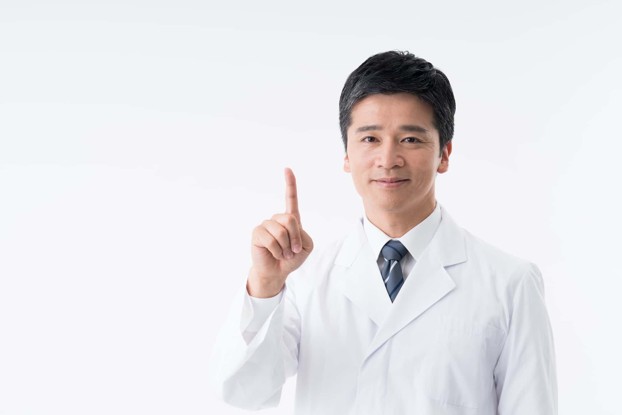 マウスピース矯正の期間に影響する主な要因について説明する歯科医