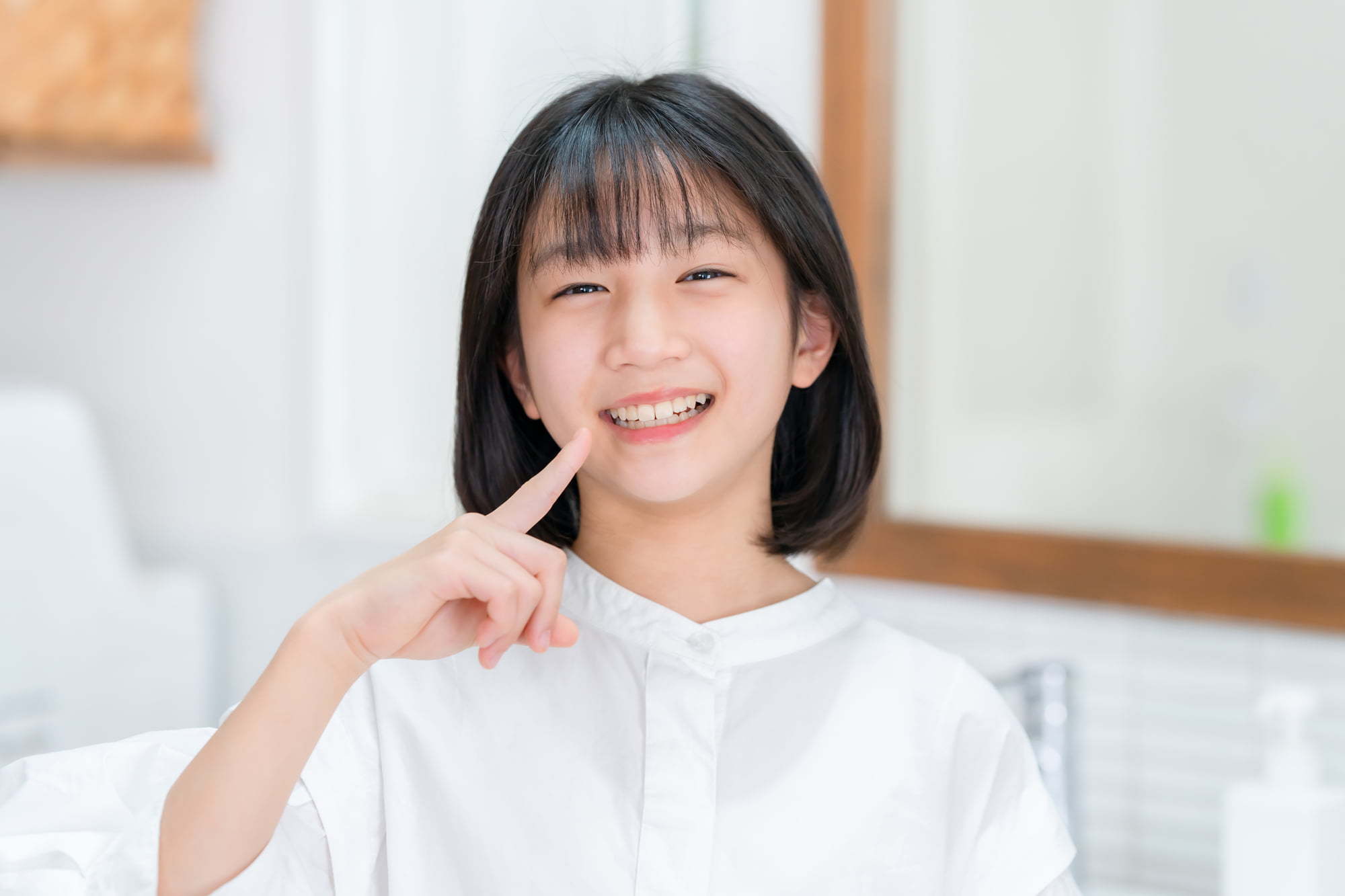 歯科検診を受け安心する子ども