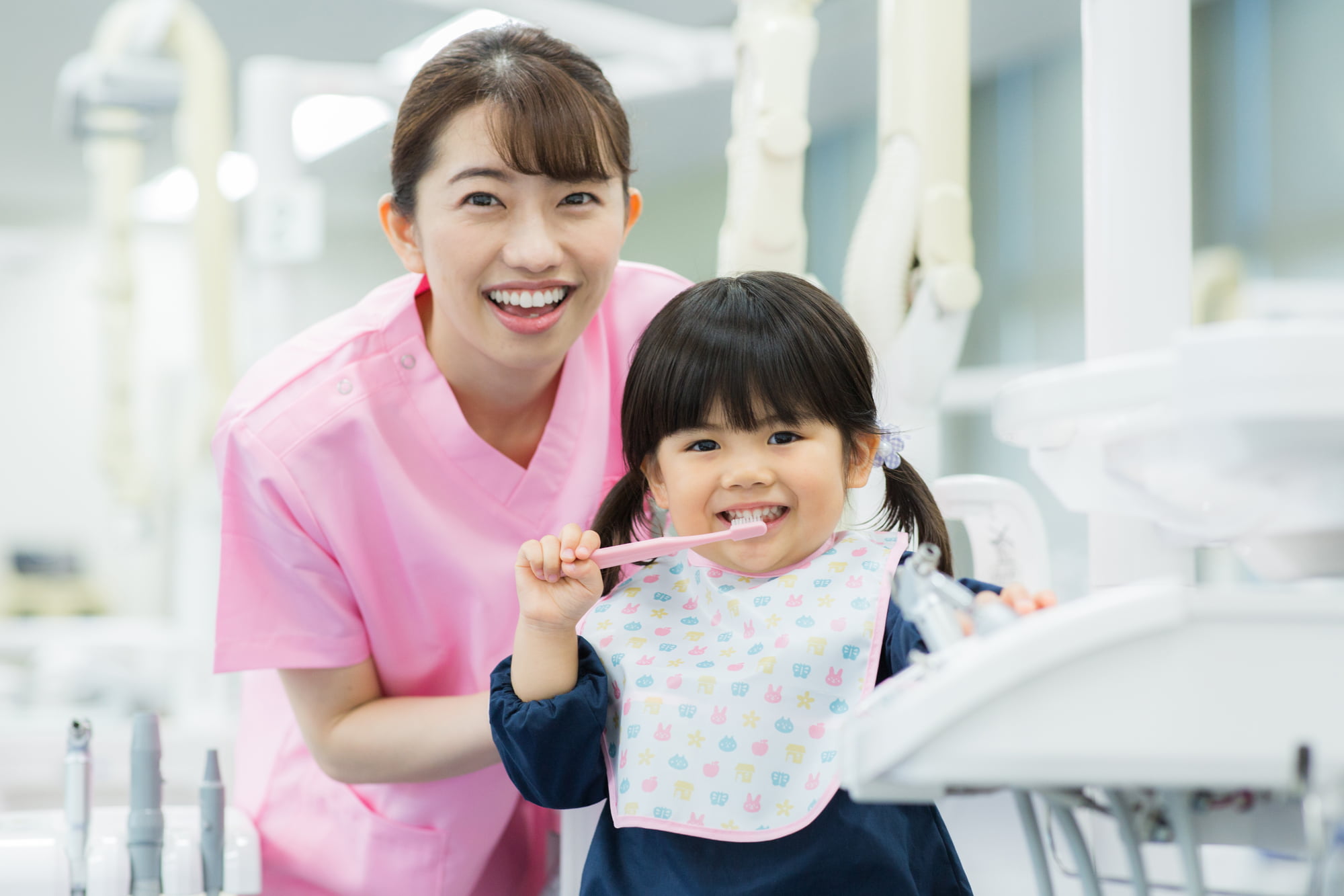 歯科検診を受ける子ども