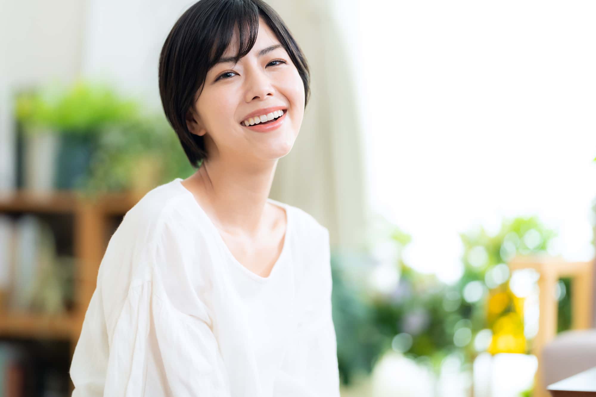 自分に合ったマウスピース矯正で美しい歯ならびになった笑顔の女性