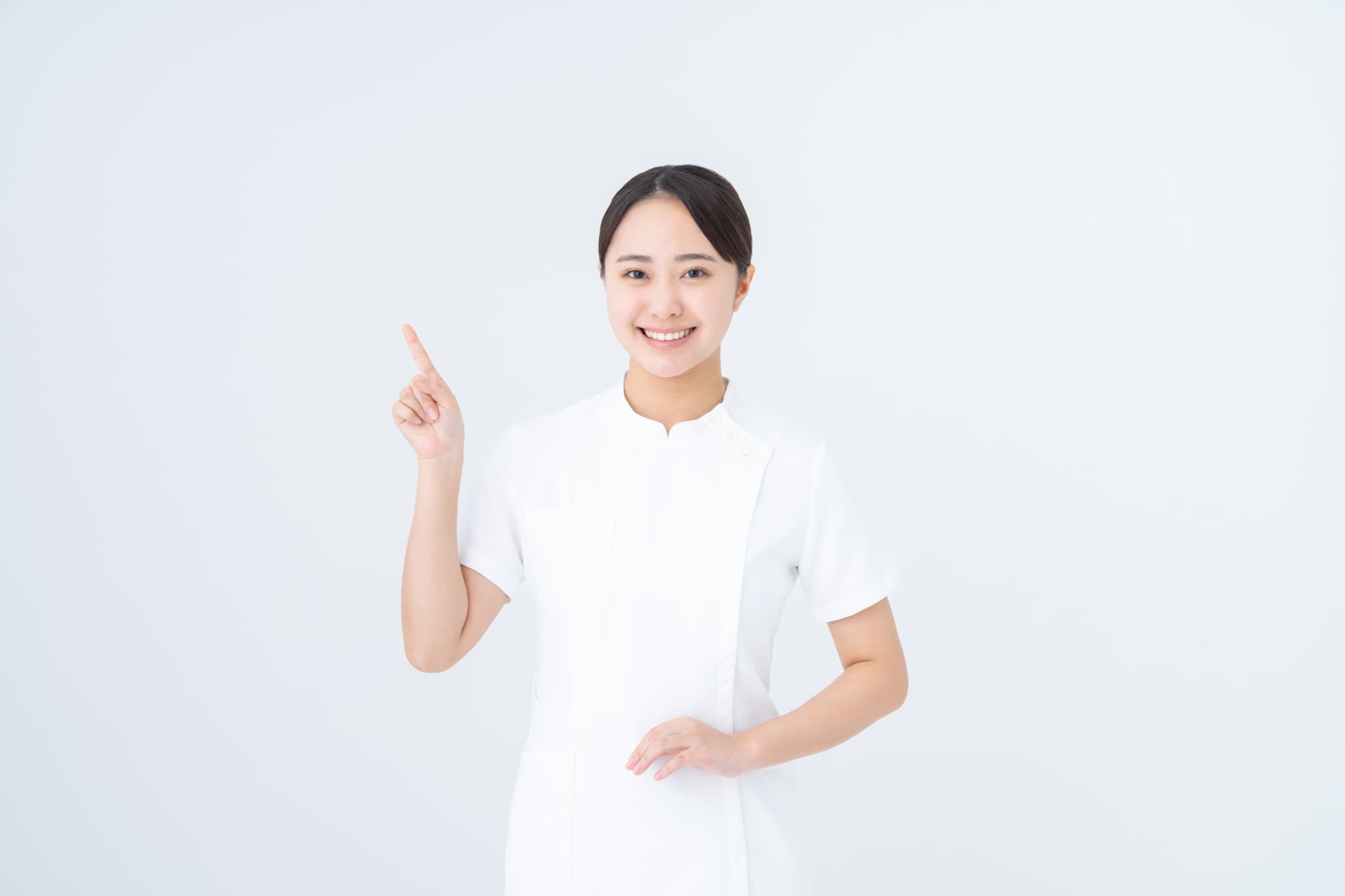 審美歯科の費用が変動する理由を説明する歯科衛生士