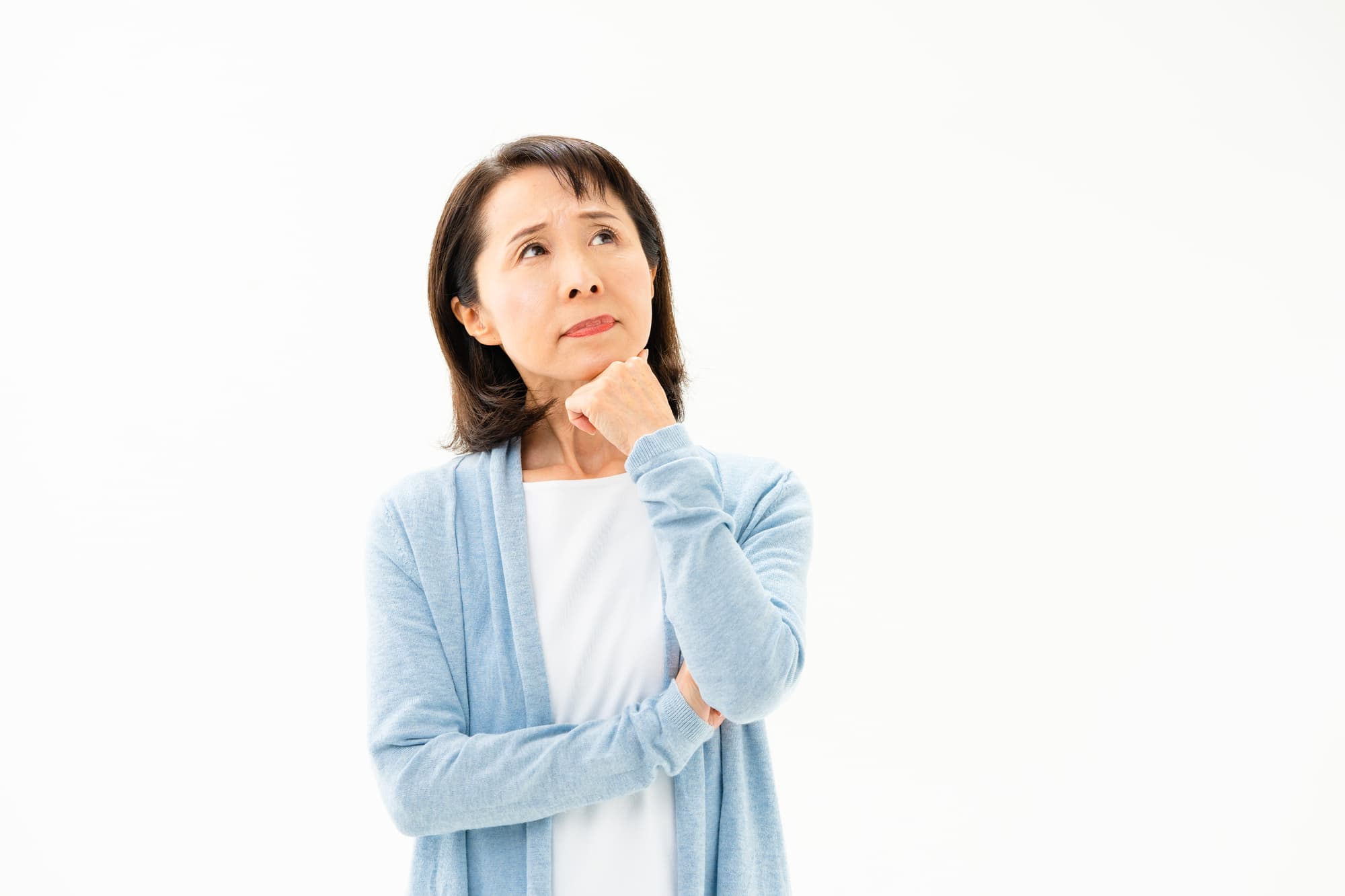 入れ歯はどうやって選ぶのか悩む女性