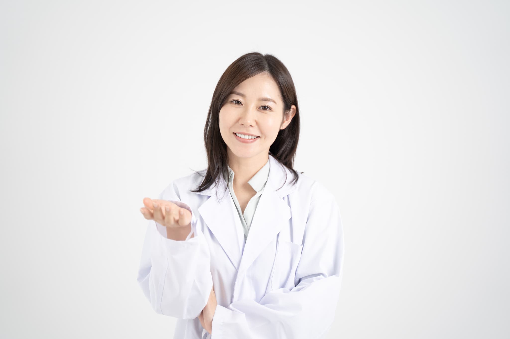 矯正方法の選び方についてアドバイスをする歯科医師の女性