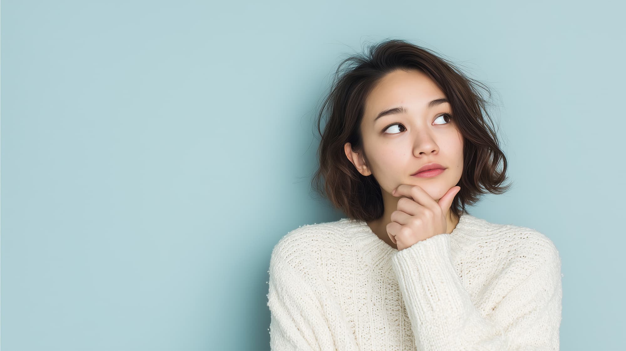 大人の歯並びを矯正する方法にはどんな種類があるのか考える女性