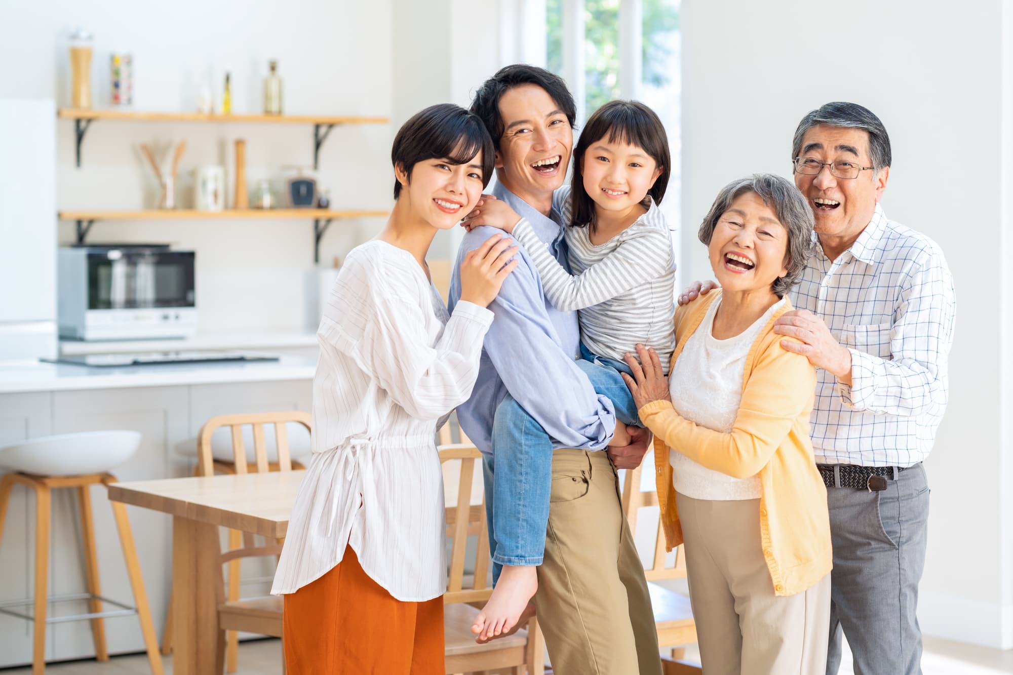 笑顔の三世代家族