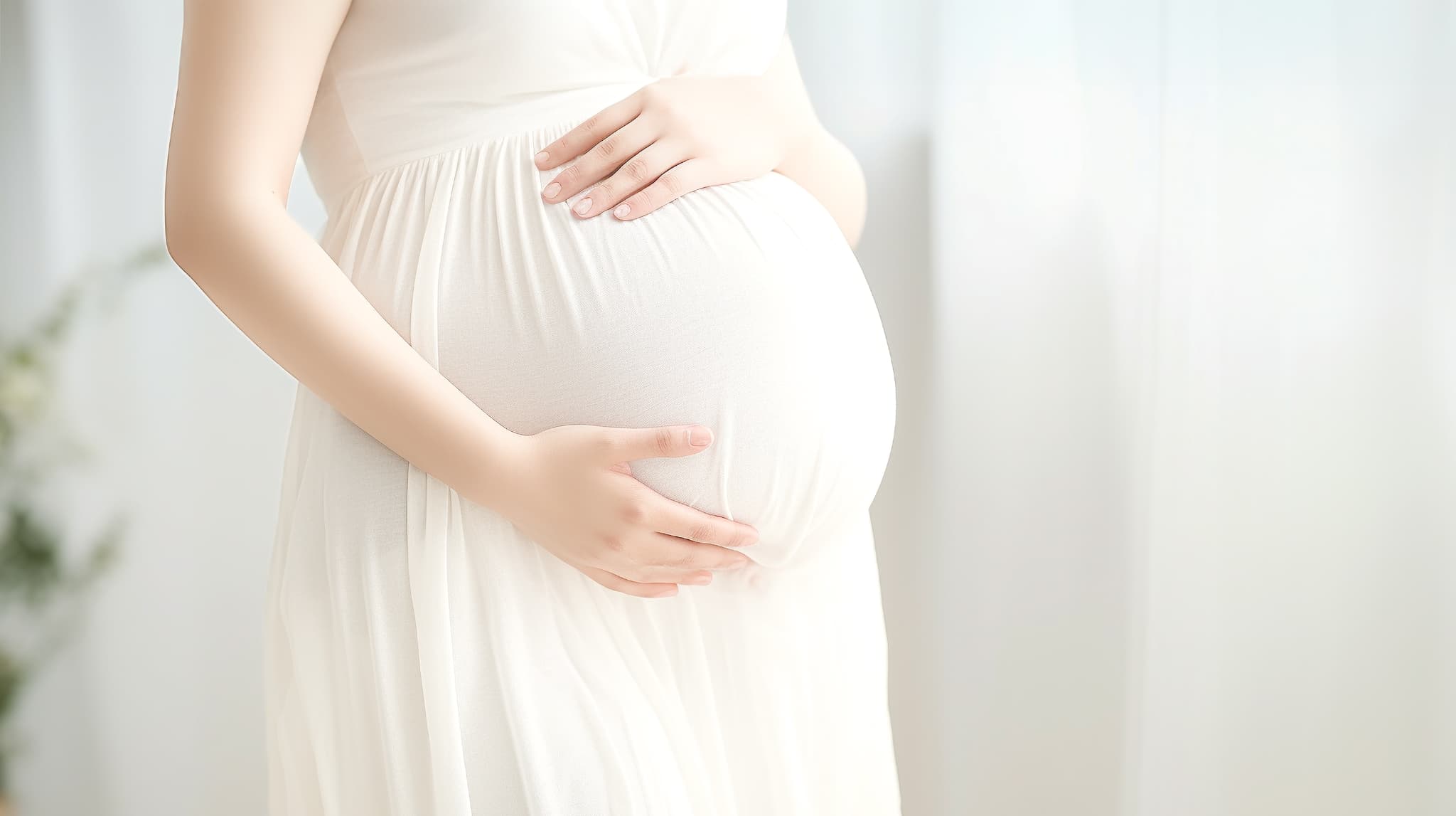 お腹に手を添える妊婦さん