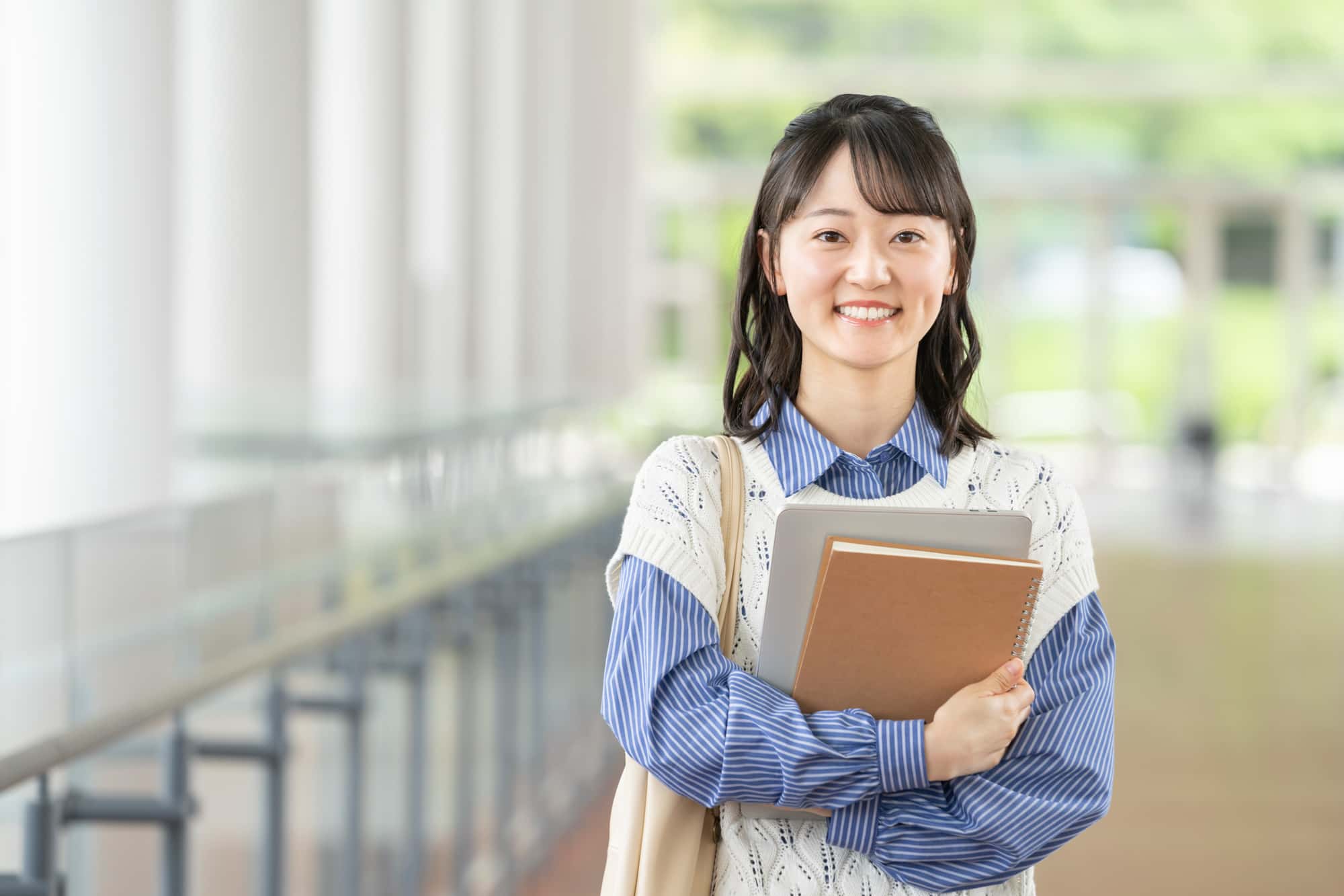 矯正をした美しい歯並びで笑う女性