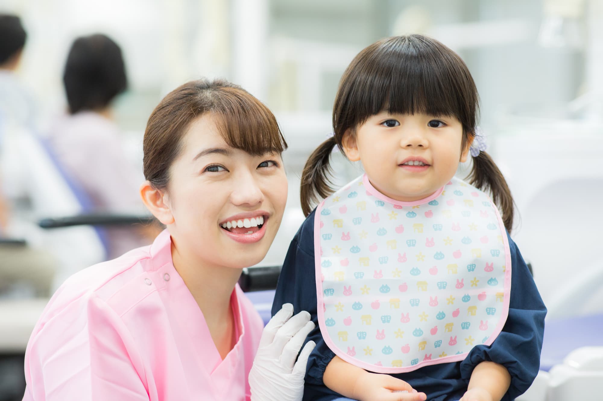 歯科衛生士にやりがいを感じて働く女性