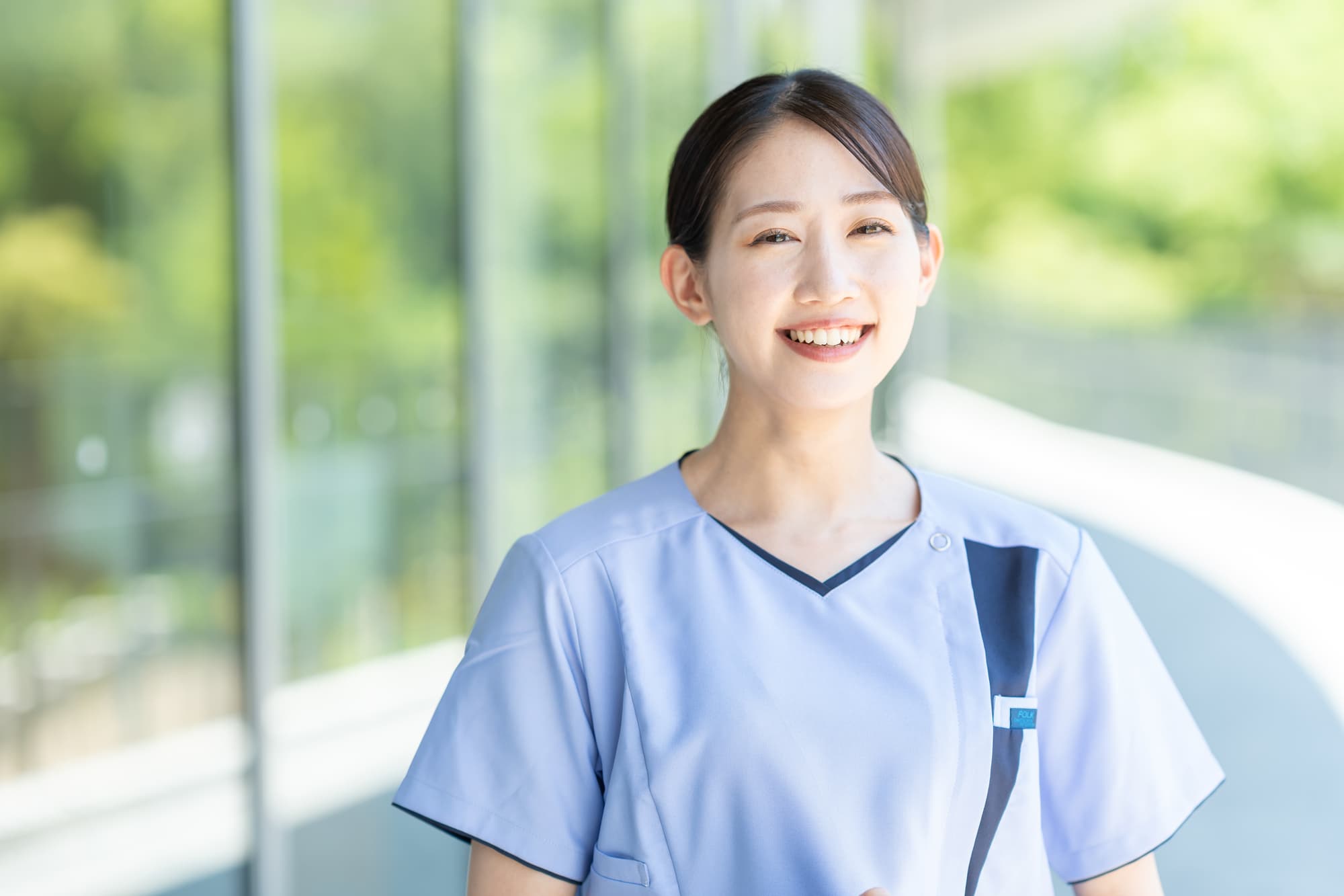 歯科衛生士として働く笑顔の女性