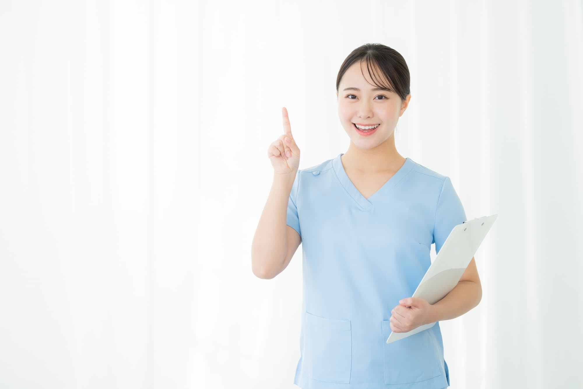 歯科衛生士について紹介する女性