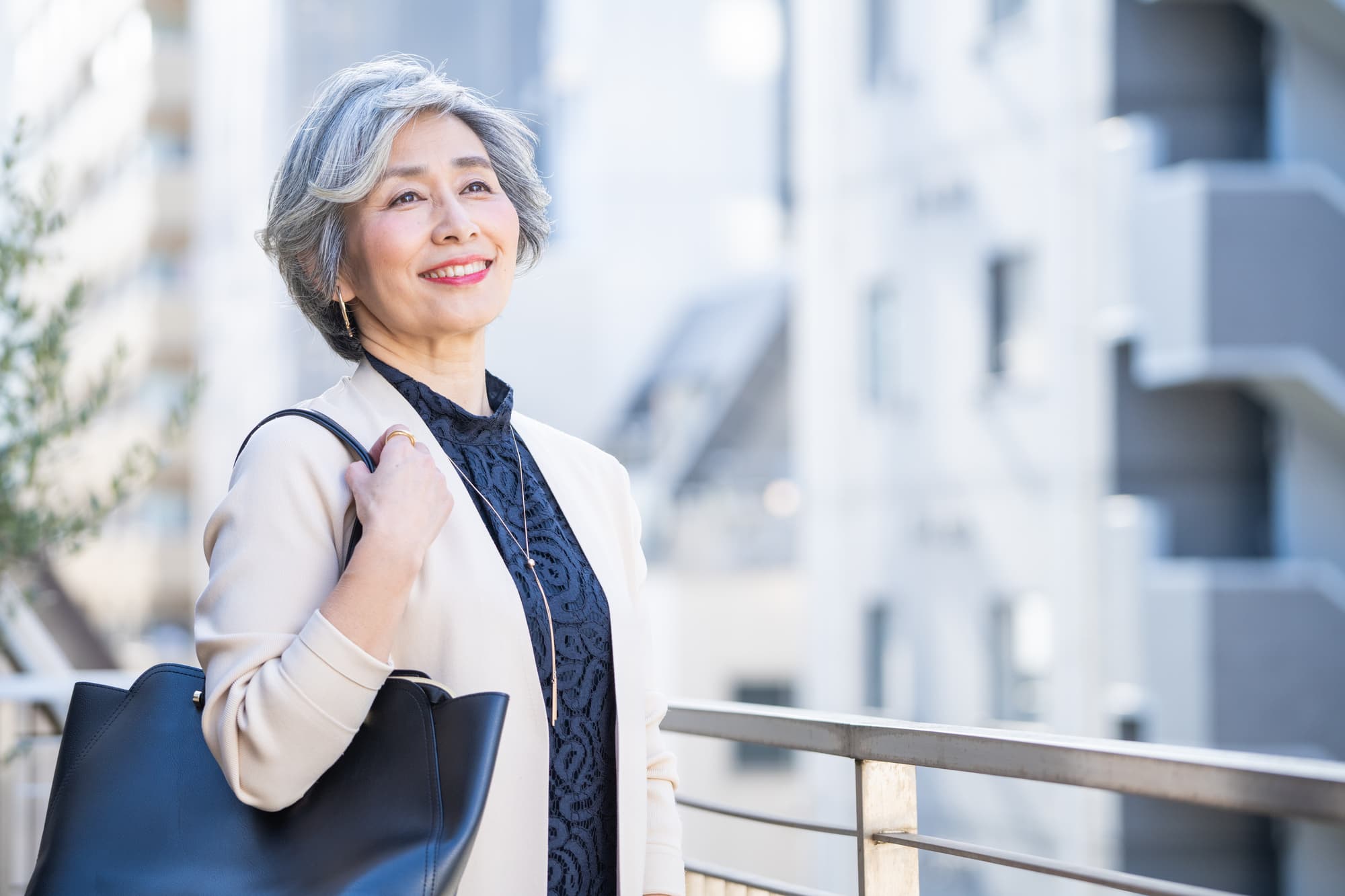 笑顔のシニア女性
