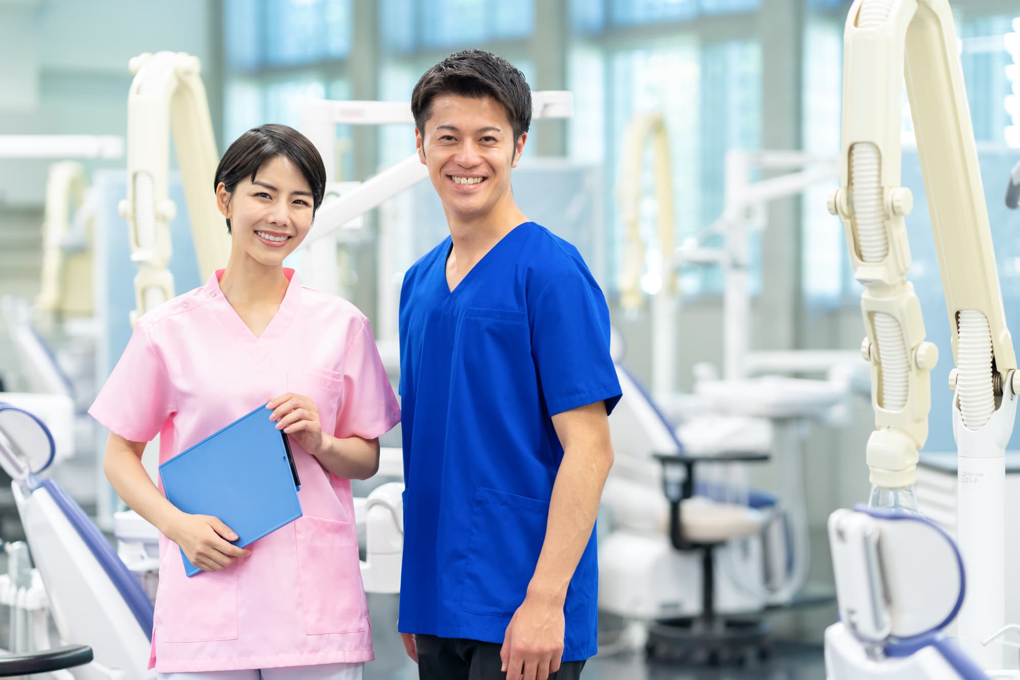 歯科医師として働く笑顔の男女