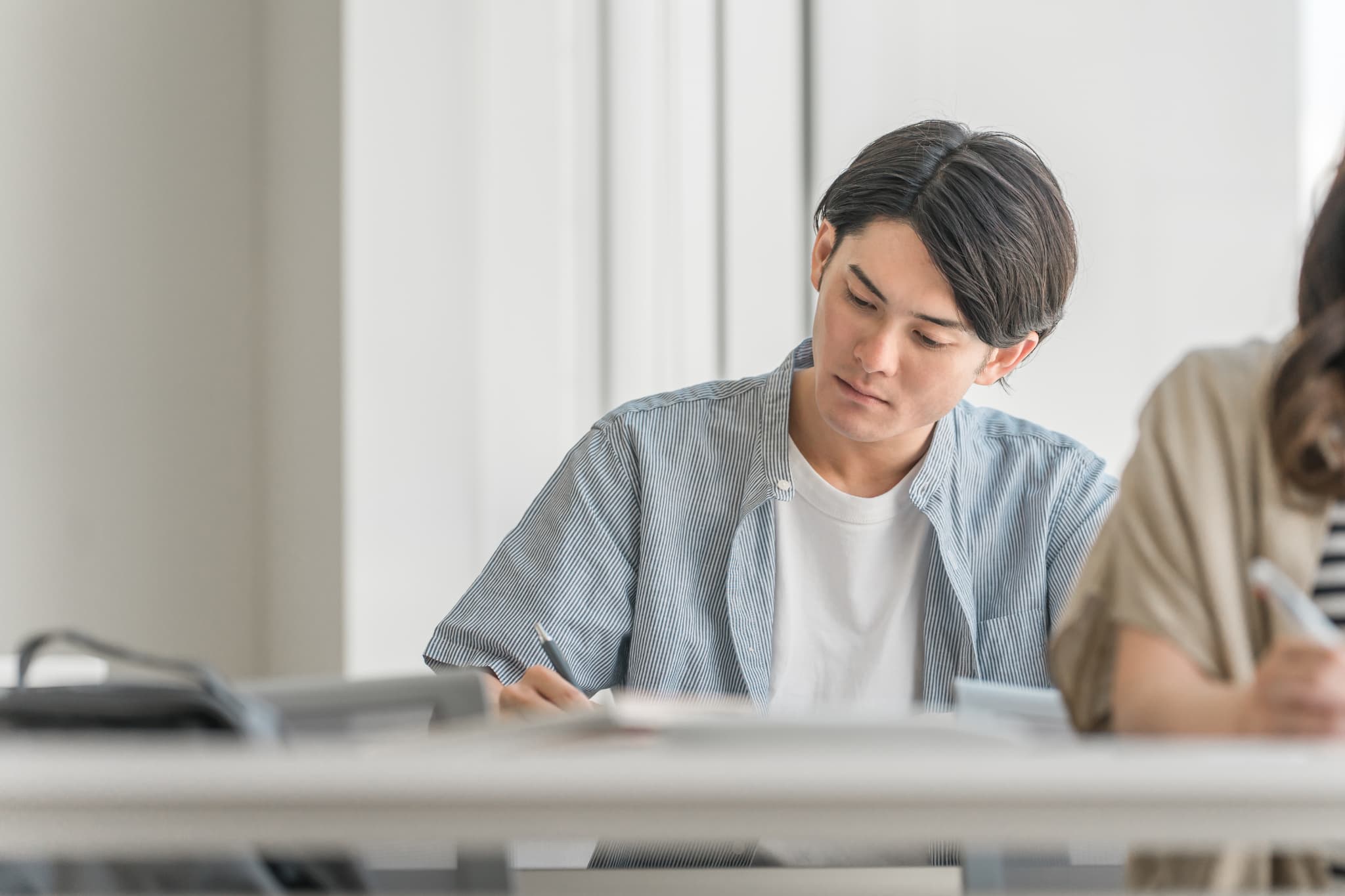 歯科医師になるために大学で勉強する男性