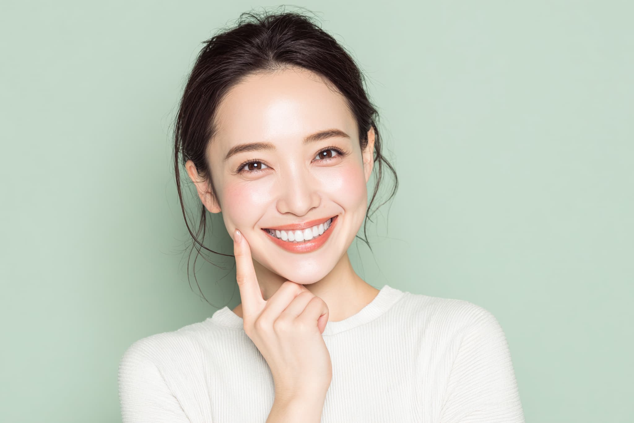 矯正後の綺麗な歯並びで笑う女性