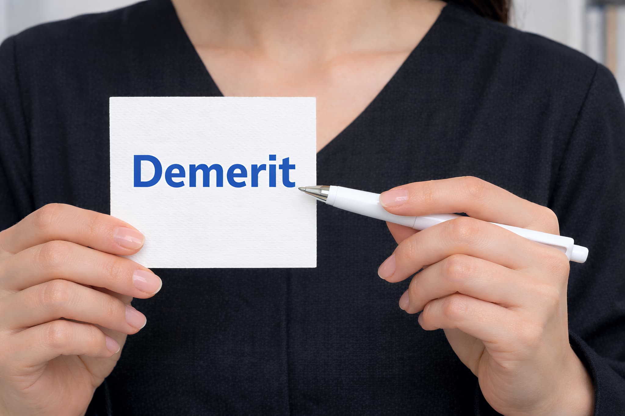 マウスピース矯正で出っ歯を治すデメリットを伝える歯科医師