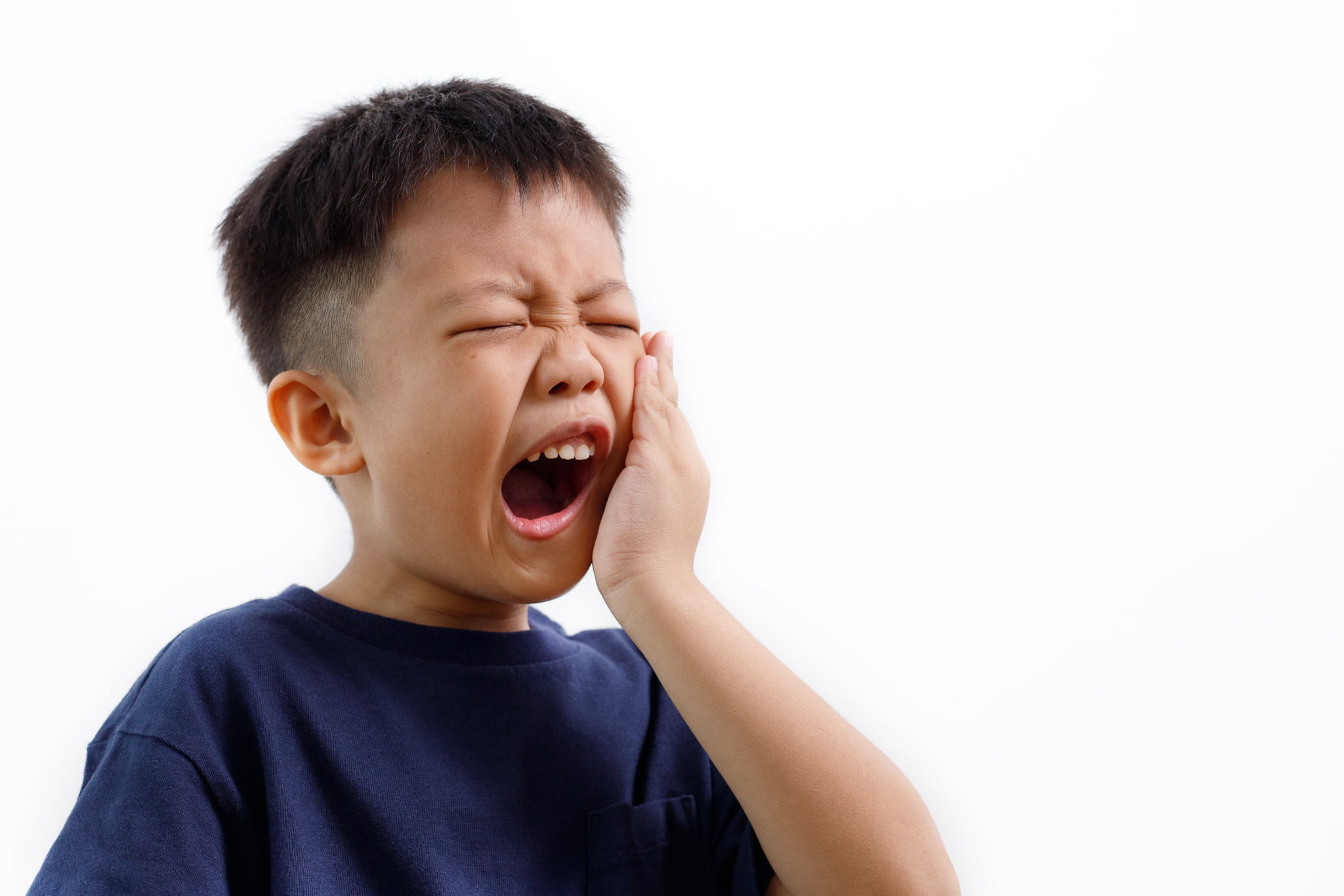 痛む頬をおさえる口呼吸で虫歯になった子ども