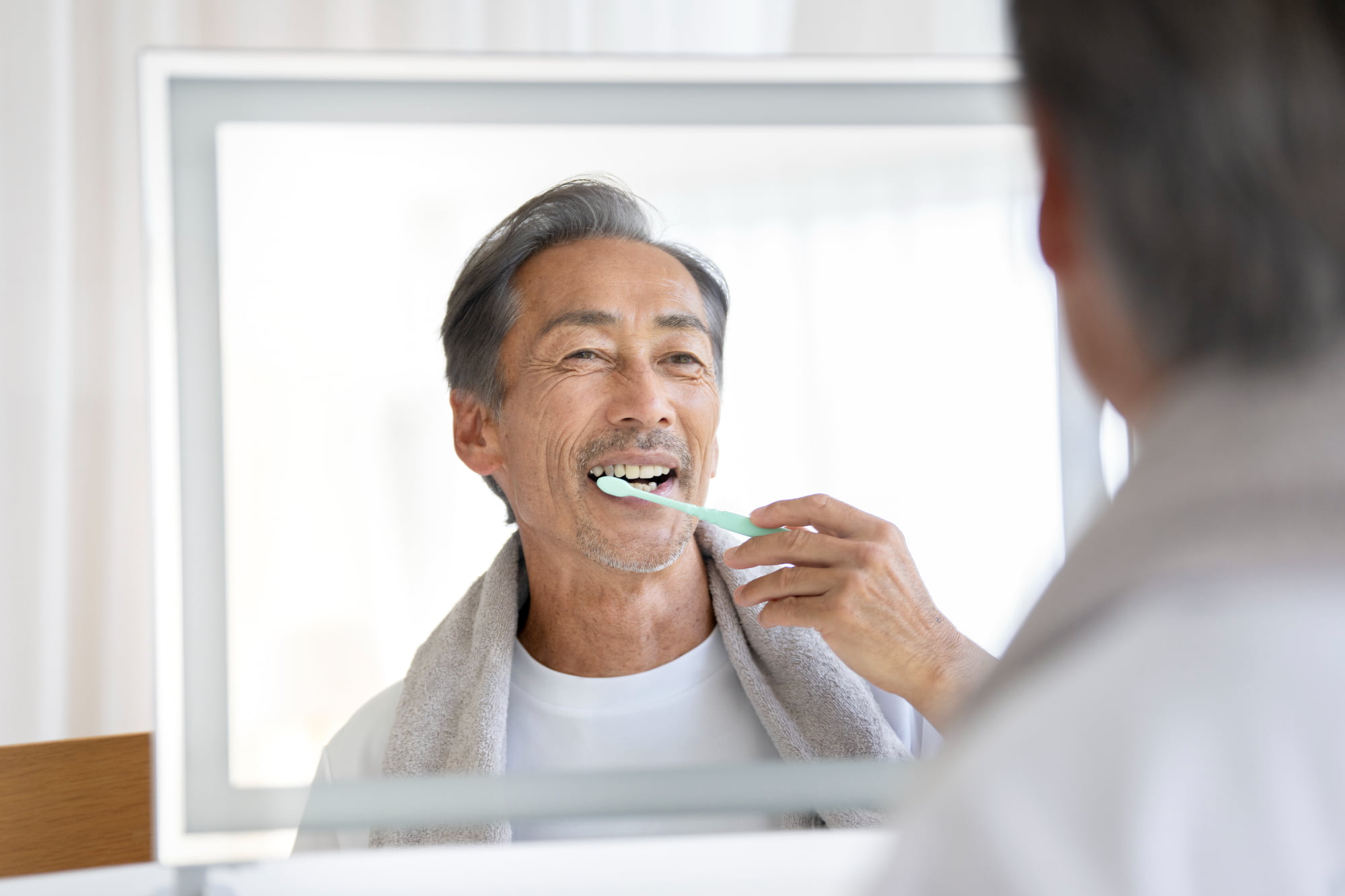 正しい歯磨きをしている男性