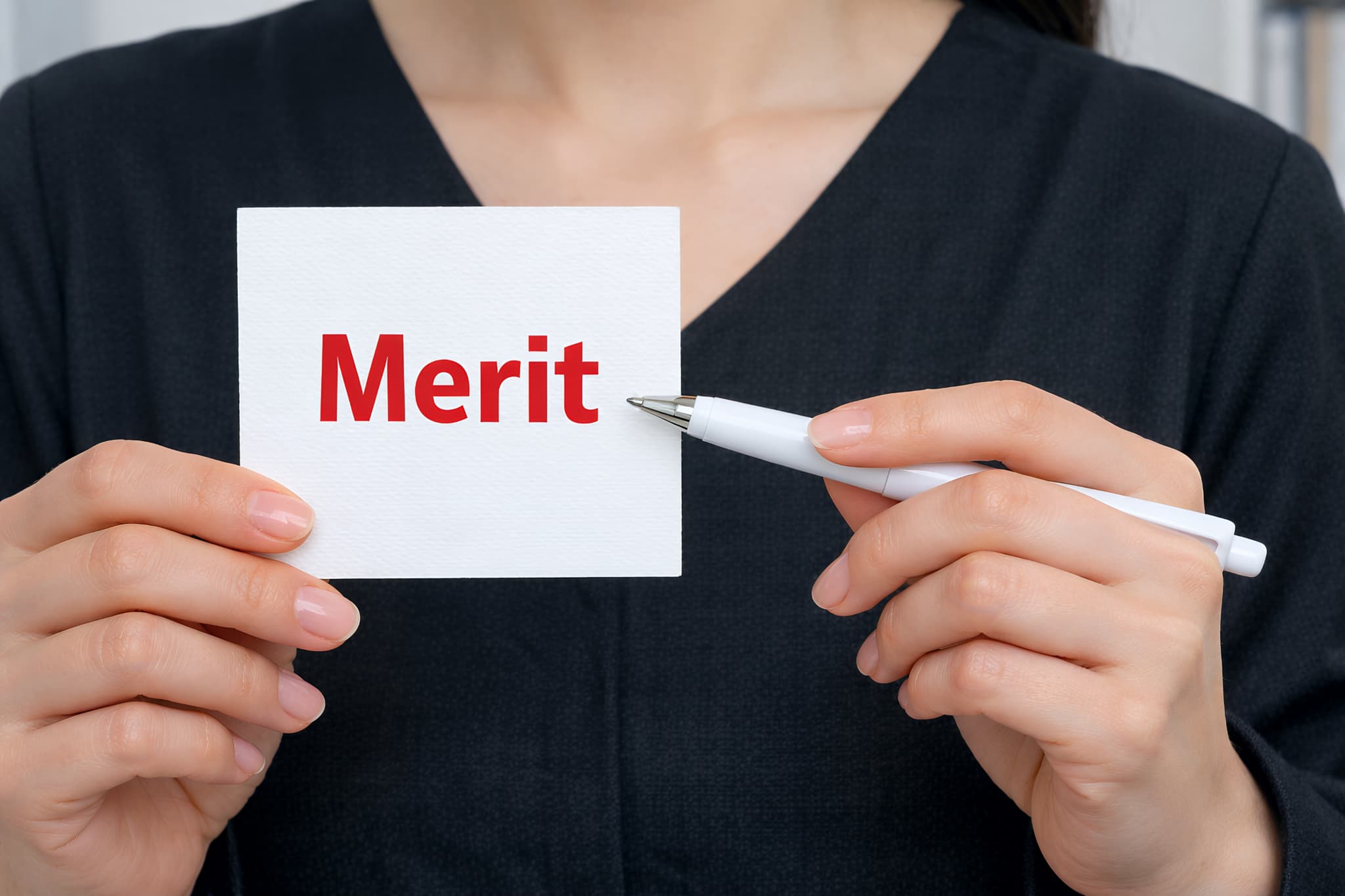 マウスピース矯正で出っ歯を治すメリットを伝える歯科医師