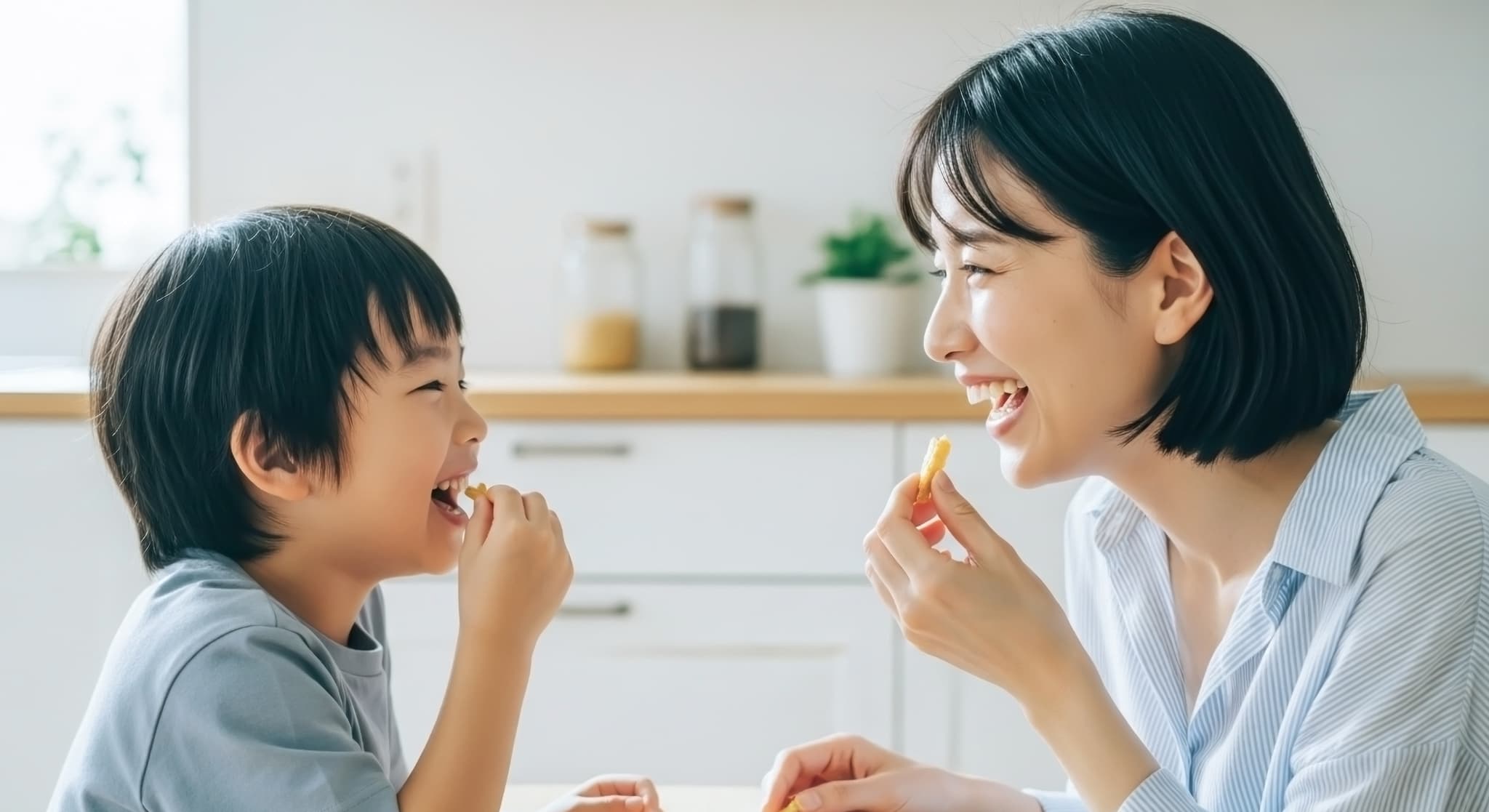 口呼吸が治った子どもと母親が笑顔でおやつを食べているイメージ