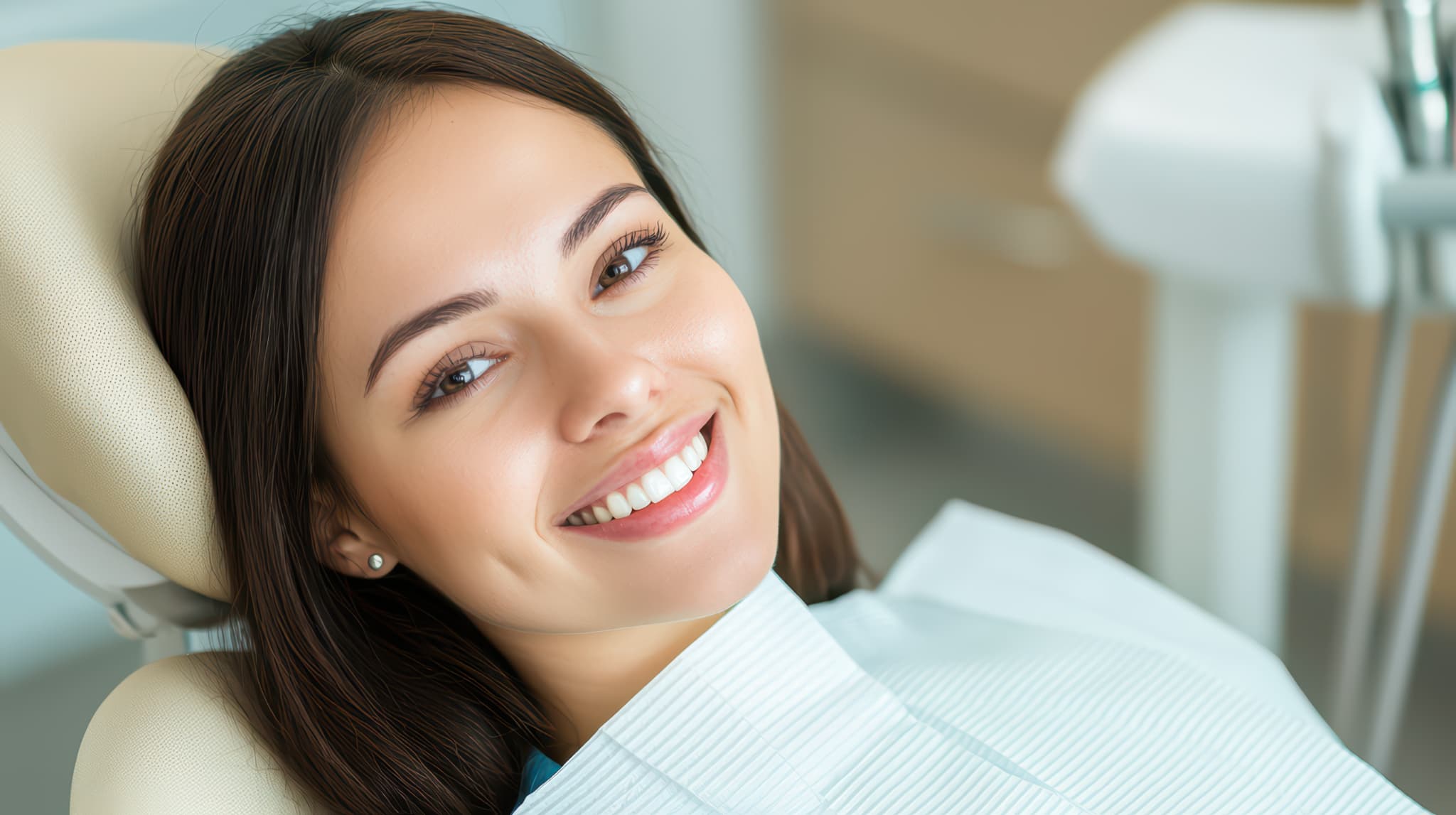 セラミック治療をした笑顔の女性