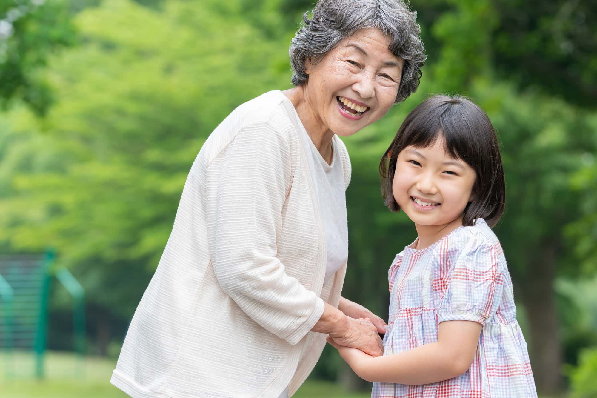 口臭を改善して孫と楽しく遊ぶ入れ歯を使用しているシニア女性