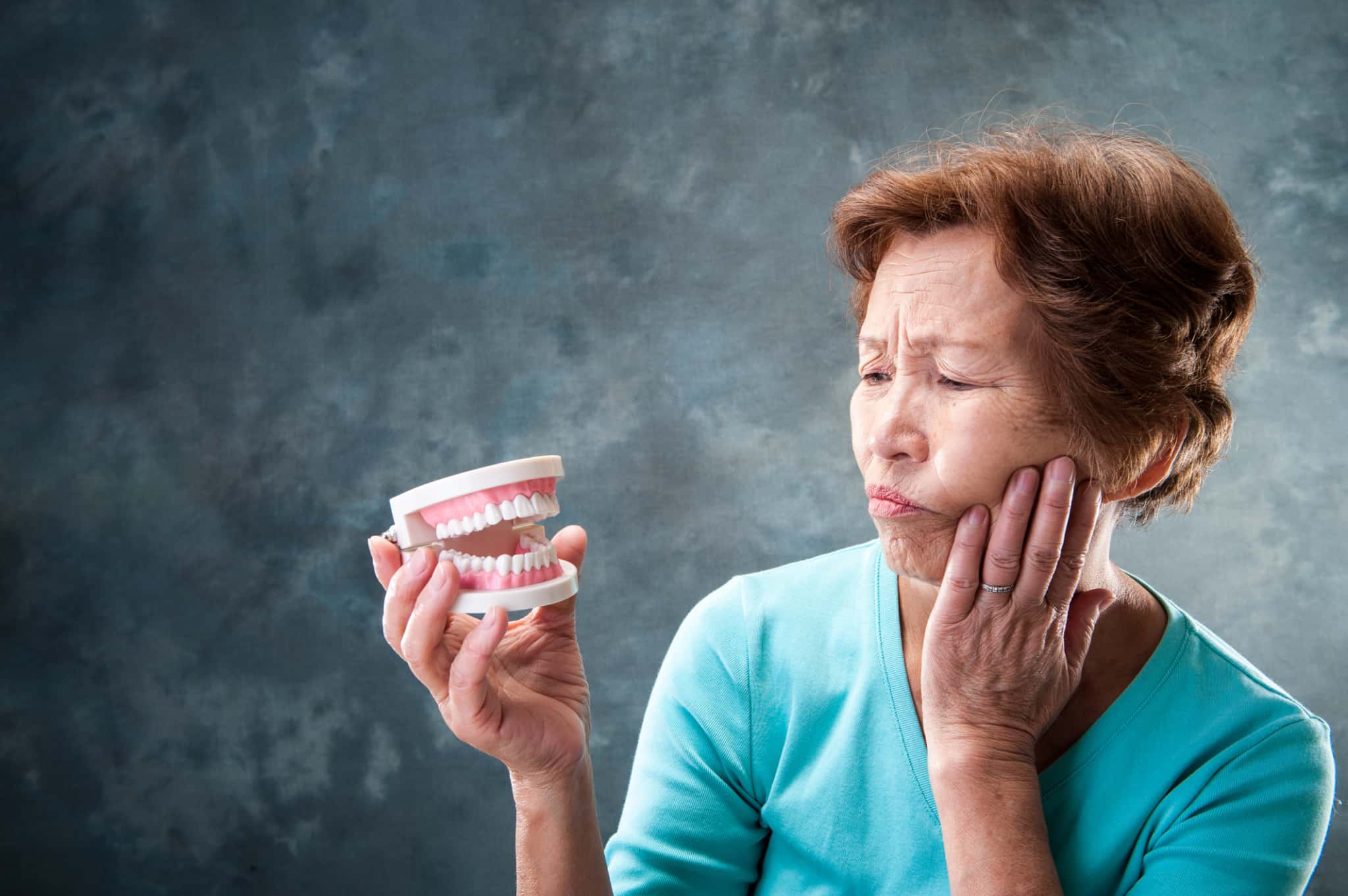 入れ歯の使用で口臭が気になる女性