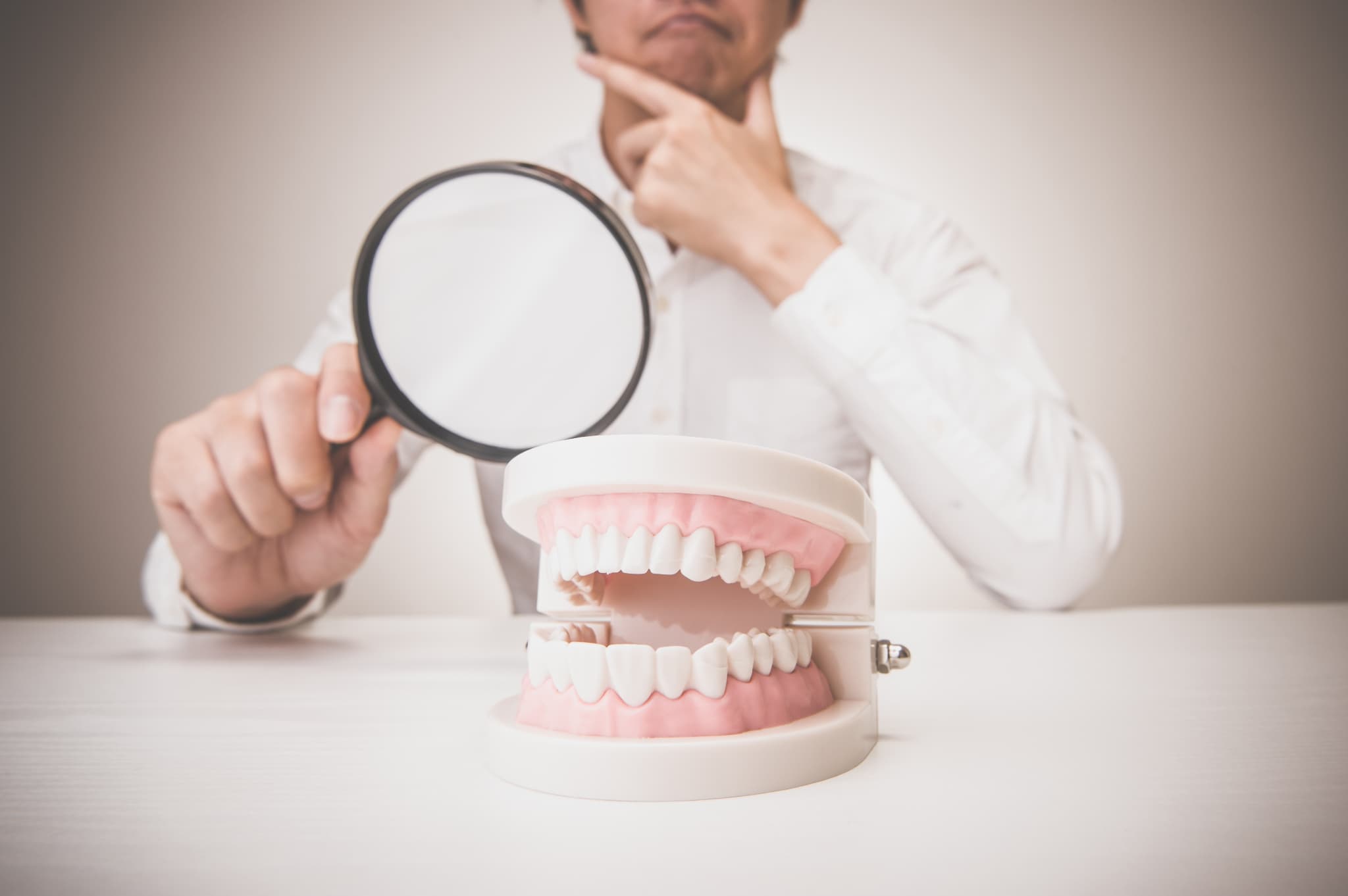 口腔内をチェックするイメージ