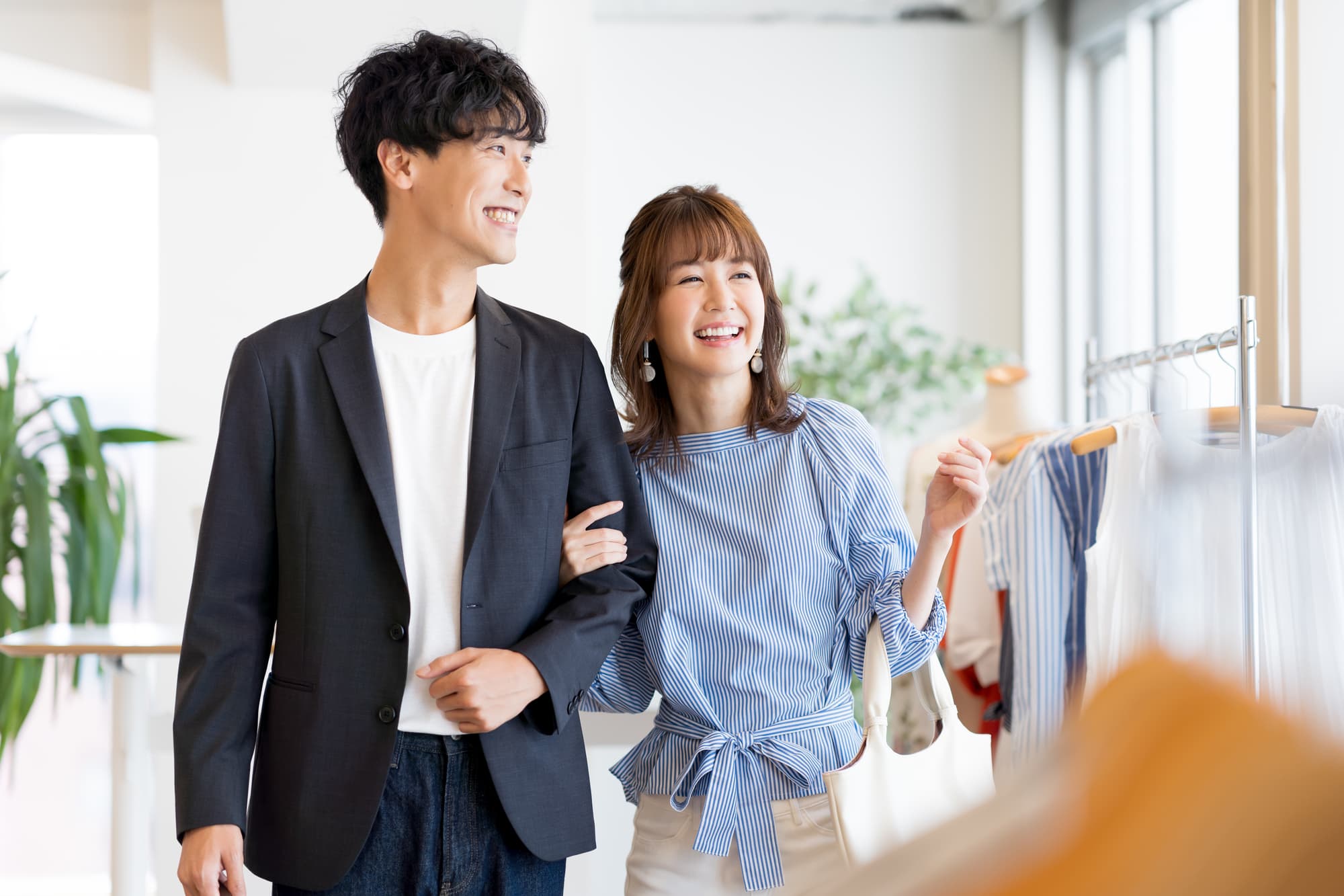 大人になって出っ歯を矯正しコンプレックスが無くなった女性が楽しくデートをしているイメージ